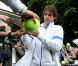 Rafael Nadal signe des autographes à Wimbledon le 28 juin 2011.