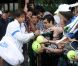 Rafael Nadal signe des autographes à Wimbledon le 28 juin 2011.