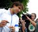 Rafael Nadal signe des autographes à Wimbledon le 28 juin 2011.