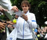 Rafael Nadal signe des autographes à Wimbledon le 28 juin 2011.