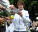 Rafael Nadal signe des autographes à Wimbledon le 28 juin 2011.