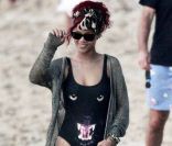Avec sa vie à 200 à l'heure et ses performances scéniques, Rihanna dévoile à la plage un corps sculptural. Barbade, 26 décembre 2010 