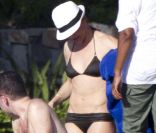 Pour conserver ses jambes sculpturales et son corps musclé, Cameron Diaz pratique beaucoup de sport comme le surf, la natation, le footing... Mexique, 19 décembre 2010
