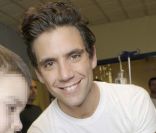 Mika visite l'hôpital San Raffaele à Milan, le 3 décembre 2010.
