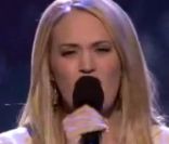 Carrie Underwood interprète  Inside your Heaven , son premier single sorti en 2005, sur le plateau d' American Idol , lors de la finale.