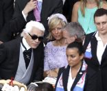 Bernard Arnault et son épouse Hélène discutent avec Karl Lagerfeld  avant le début de la cérémonie religieuse du mariage du prince Albert et de  Charlene Wittstock, à Monaco, le 2 juillet 2011