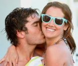 Ashley Tisdale fête dignement son 26ème anniversaire en compagnie de ses amis et notamment de Zac Efron avec lequel elle est très proche ! Le 2 juillet à Malibu.