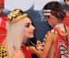 Lady Gaga entourée d'enfants le dimanche 3 juillet 2011 à Taïwan. Les enfants ont réalisé une danse traditionnelle, inspirée par la traduction du mot Gaga en langue atayal, langue aborigène du nord de Taïwan.
