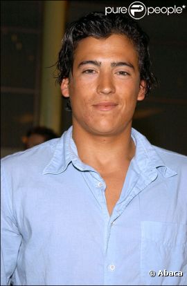 Andrew Keegan pose lors d'une avant première à Hollywood en février 2002 