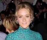 L\'actrice Chloë Sevigny porte une robe brodée bleue turquoise Proenza Schouler lors du gala organisé par le Costume Institut au Metropolitan Art Museum de New York. Le 3 Mai 2010.