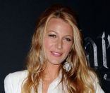 C\'est une sublime Blake Lively qui arbore une robe brodée Dolce & Gabanna et des chaussures Christian Louboutin lors du Warner Bros CinemaCon Luncheon. A Las Vegas, le 31 Mars 2011.