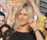 L\'actrice américaine Jennifer Aniston rayonne dans sa robe noire et aux motifs brodés Nina Ricci, à la sortie du studio où est elle enregistrait son passage dans l\'émission américaine <em>The Daily Show with Jon Stewart</em>. A New York, le 27 Juin 2