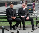 Will Smith et Tommy Lee Jones souriants le 18 juin 2011 à New York durant le tournage de Men in Black 3<br />