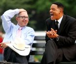 Will Smith mort de rire avec le réalisateur Barry Sonnenfeld le 18 juin 2011 à New York durant le tournage de Men in Black 3<br />