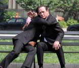Will Smith et Tommy Lee Jones se tapent sur l\'épaule le 18 juin 2011 à New York durant le tournage de Men in Black 3<br />