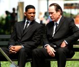Will Smith et Tommy Lee Jones sérieux  durant le tournage de Men in Black 3 le 18 juin 2011 à New York 