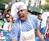 Nick Cannon en vendeur de hot-dogs à New York le 4 juillet 2011