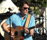 Francis Cabrel lors du week-end Tout le monde chante contre le cancer, les 1er et 2 juillet 2011.