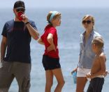 Reese Witherspoon profite d'un moment en famille avec ses enfants Ava et Deacon et son mari Jim Toth, pour célébrer la journée de l'indépendance des Etats-Unis. Malibu, 4 juillet 2011
