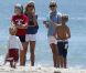 Reese Witherspoon garde le sourire surtout lorsqu'elle est entourée de ses proches. Malibu, 4 juillet 2011