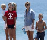 Reese Witherspoon profite d'un moment en famille et entre amis à la plage, pour célébrer la journée de l'indépendance des Etats-Unis. Malibu, 4 juillet 2011