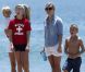 Reese Witherspoon profite d'un moment en famille et entre amis à la plage, pour célébrer la journée de l'indépendance des Etats-Unis. Malibu, 4 juillet 2011