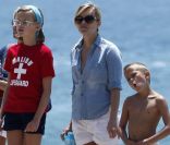 Ava et Deacon, les enfants de Reese Witherspoon, sont les portraits crachés de l\'actrice. Malibu, 4 juillet 2011