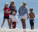 Après l'effort, le réconfort ! Reese Witherspoon profite d'un moment en famille et entre amis à la plage, pour célébrer la journée de l'indépendance des Etats-Unis. Malibu, 4 juillet 2011