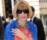 Anna Wintour très colorée lors du défilé Valentino Haute Couture le 6 juillet 2011