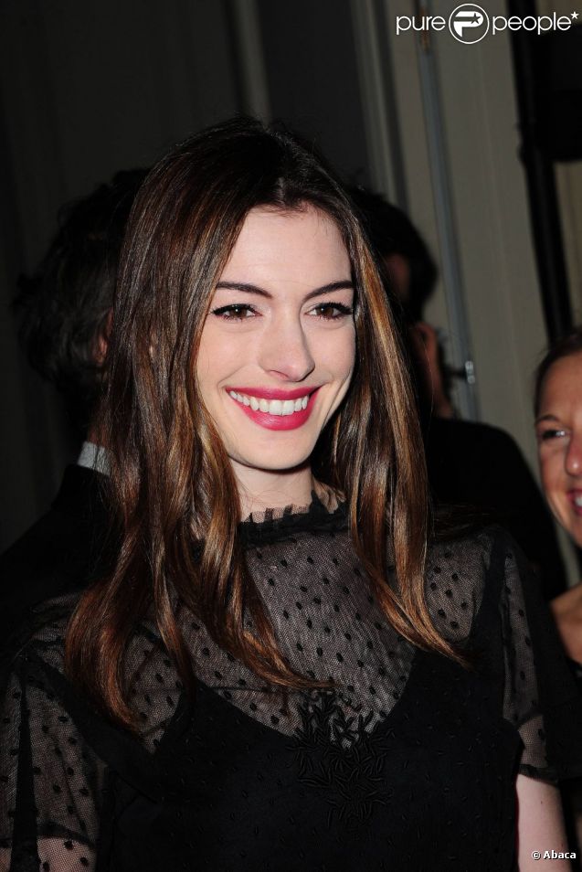 Anne Hathaway lors du défilé Valentino Haute Couture le 6 juillet 2011
