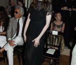 Anne Hathaway a fait le show au défilé Valentino à Paris le 6 juillet 2011