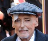 C'est un Dennis Hopper affaibli par la maladie qui se fait immortalisé sur le Walk Of Fame à Hollywood. Los Angeles, le 26 Mars 2010.