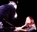 Neil Diamond, 70 ans, a reçu la visite d'une groupie qui embrassait très bien, le 30 juin 2011 lors de son concert à Birmingham.