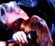 A Birmingham le 30 juin 2011, Neil Diamond, 70 ans, a échangé un baiser extrêmement langoureux avec une jeune femme, au bord de la scène, au beau milieu de son interprétation de Girl, you'll be a woman soon .