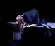 Le 30 juin 2011, Neil Diamond, 70 ans, a échangé à Birmingham un baiser extrêmement langoureux avec une jeune femme, au bord de la scène, au beau milieu de son interprétation de Girl, you'll be a woman soon .