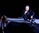 En concert à Birmingham le 30 juin 2011, Neil Diamond, 70 ans, a échangé un baiser extrêmement langoureux avec une jeune femme, au bord de la scène, au beau milieu de son interprétation de Girl, you'll be a woman soon .