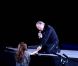 En concert à Birmingham le 30 juin 2011, Neil Diamond, 70 ans, a échangé un baiser extrêmement langoureux avec une jeune femme, au bord de la scène, au beau milieu de son interprétation de Girl, you'll be a woman soon .