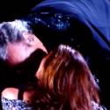 Neil Diamond, 70 ans, emballe fougueusement une jeunette en plein concert !