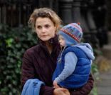 Keri Russell et son fils River à New York en novembre 2008