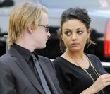 Mila Kunis et Macaulay Culkin, à Glendale pour les obsèques de Michael Jackson, le 3 septembre 2009.<br />
