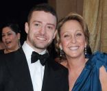 Justin Timberlake et sa mère Lynn Harlesss, à Los Angeles, le 27 février 2011.