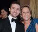 Justin Timberlake et sa mère Lynn Harlesss, à Los Angeles, le 27 février 2011.