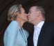  Le baiser au balcon du Palais du prince Albert et de la princesse Charlene, vendredi 1er juillet 2011. un goût d'inachevé... 
 Albert et Charlene : les différents baisers échangés par les jeunes mariés lors de leur noce monégasque les 1er et 2 juillet 2011 ont fasciné, mais pas vraiment dans le bon sens : étrange, peu spontané, froid, les observateurs ont scruté en vain un vrai baiser brillant de passion... 