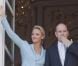  Le baiser au balcon du Palais du prince Albert et de la princesse Charlene, vendredi 1er juillet 2011. un goût d'inachevé... 
 Albert et Charlene : les différents baisers échangés par les jeunes mariés lors de leur noce monégasque les 1er et 2 juillet 2011 ont fasciné, mais pas vraiment dans le bon sens : étrange, peu spontané, froid, les observateurs ont scruté en vain un vrai baiser brillant de passion... 