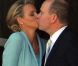 Le baiser au balcon du Palais du prince Albert et de la princesse Charlene, vendredi 1er juillet 2011. un goût d'inachevé... 
 Albert et Charlene : les différents baisers échangés par les jeunes mariés lors de leur noce monégasque les 1er et 2 juillet 2011 ont fasciné, mais pas vraiment dans le bon sens : étrange, peu spontané, froid, les observateurs ont scruté en vain un vrai baiser brillant de passion... 