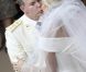  Un baiser furtif et mal cadré en conclusion de la cérémonie religieuse du 2 juillet 2011... 
 Albert et Charlene : les différents baisers échangés par les jeunes mariés lors de leur noce monégasque les 1er et 2 juillet 2011 ont fasciné, mais pas vraiment dans le bon sens : étrange, peu spontané, froid, les observateurs ont scruté en vain un vrai baiser brillant de passion... 