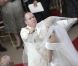  Un baiser furtif et mal cadré en conclusion de la cérémonie religieuse du 2 juillet 2011... 
 Albert et Charlene : les différents baisers échangés par les jeunes mariés lors de leur noce monégasque les 1er et 2 juillet 2011 ont fasciné, mais pas vraiment dans le bon sens : étrange, peu spontané, froid, les observateurs ont scruté en vain un vrai baiser brillant de passion... 
