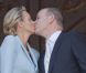  Le baiser au balcon du Palais du prince Albert et de la princesse Charlene, vendredi 1er juillet 2011. un goût d'inachevé... 
 Albert et Charlene : les différents baisers échangés par les jeunes mariés lors de leur noce monégasque les 1er et 2 juillet 2011 ont fasciné, mais pas vraiment dans le bon sens : étrange, peu spontané, froid, les observateurs ont scruté en vain un vrai baiser brillant de passion... 
