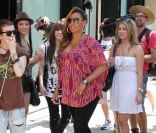 Mel B, enceinte, est accompagnée par des candidats de l\'émission télévisée X Factor en Australie. Los Angeles, 8 juillet 2011