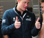 <p>Les mains à 10h10 ?</p>
<p>Le prince Harry de Galles était en mission à Silverstone le 10 juillet 2011 : après avoir découvert le course de l\'intérieur au sein des paddocks, il remettait le trophée au vainqueur, l\'Espagnol Fernando Alonso.</p>